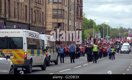 Glasgow, Scotland, UK 28. Mai. Die protestantischen marschierenden Saisonstart sah einen großen Marsch Trichter durch Glasgow heute mit einer starken Polizeipräsenz und Ordnungsdienst, die durch große Scharen von Einheimischen und Touristen beobachtet wurde, wie es seinen Weg in Richtung Finale in Glasgow Green in Vorbereitung für den 12. Juli feiern.  Bildnachweis: Gerard Fähre/Alamy Live-Nachrichten Stockfoto