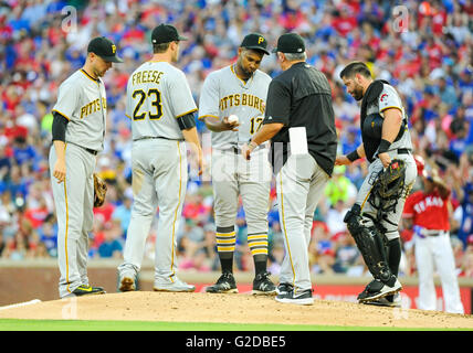 28. Mai 2016: Pittsburgh Pirates Krug Juan Nicasio #12 Starthände besiegt der Ball in Pittsburgh Pirates Manager Clint Hurdle #13 nach gezogen im vierten Inning bei einem MLB-Spiel zwischen den Pittsburgh Pirates und die Texas Rangers im Globe Life Park in Arlington, TX Texas Pittsburgh 5-2 Albert Pena/CSM Stockfoto