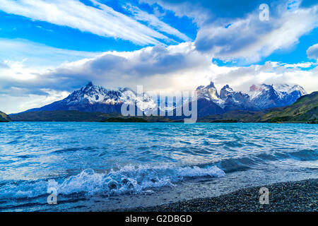 Welle am Pehoe See und die Berge im Torres Del Paine Nationalpark, Chile Stockfoto