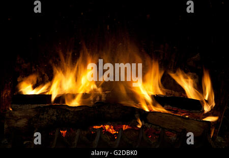 Brennenden und glühenden Holzstücke in Kamin Stockfoto