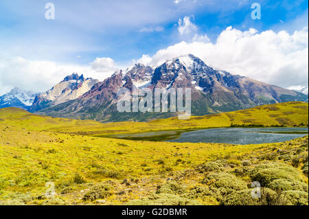 Blick auf schönen Schneeberg und Fluss im Torres del Paine Nationalpark-Chile Stockfoto