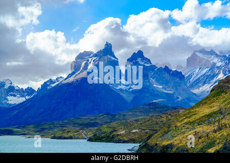 Blick auf Cuernos Del Paine am See Pehoe im Torres Del Paine Nationalpark-Chile Stockfoto