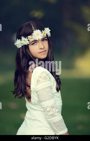 Junges Mädchen mit Daisy-Chain-Stirnband Stockfoto