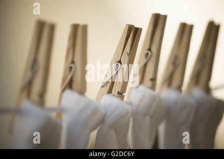 Wäscheklammern Socken auf Linie halten Stockfoto
