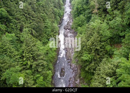 Blick nach unten Quechee Gorge Bridge, Vermont, USA Stockfoto