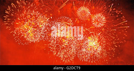 Feuerwerk in roter Himmel in der Nacht Stockfoto
