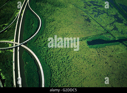 Sich kreuzenden Autobahnen in der Nähe von Green Feuchtgebiete, High Angle View Stockfoto