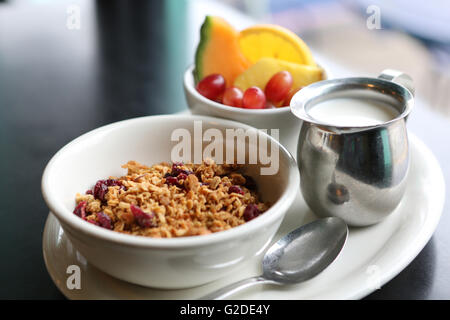 Schüssel mit Müsli, Obst und Milch Stockfoto