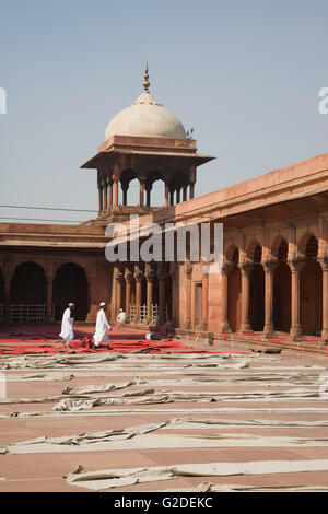 Männer gehen durch die Jama Masjid, Neu-Delhi, Indien Stockfoto