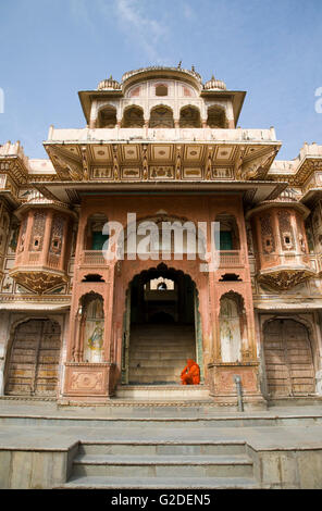 Frau sitzt auf der alten Gebäude in Pushkar, Indien Stockfoto