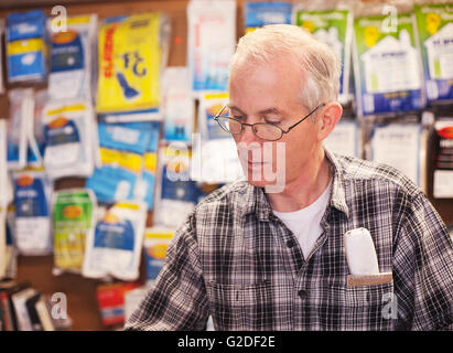 Mann arbeitet im Store, Nahaufnahme Stockfoto