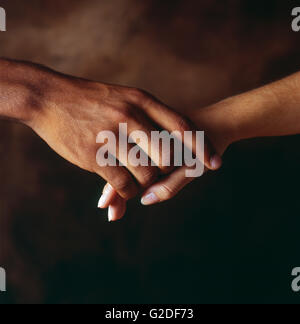 Paar Hand in Hand, Nahaufnahme Stockfoto