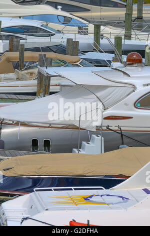 Detail Bild von einer Linie der Boote an einem Jachthafen, aufgereiht in Sag Harbor, NY Stockfoto