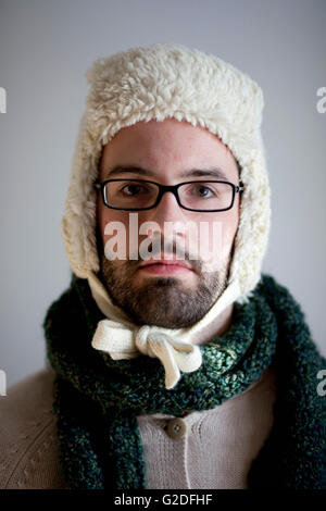 Mann mit Bart und Brille tragen Mütze und Schal, Porträt, Nahaufnahme, Stockfoto