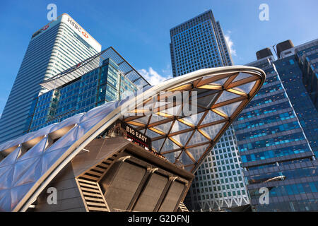 Canary Wharf Crossrail-Bahnhof mit Canary Wharf Wolkenkratzern im Hintergrund Stockfoto