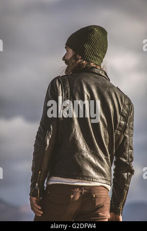 Hintere Ansicht Porträt von Mann mit grünen Hut und schwarze Lederjacke Stockfoto