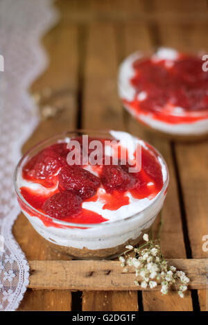 Lecker Käsekuchen mit Beeren Stockfoto