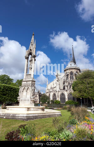 Quadratische Jean XXIII mit Fontaine De La Vierge und Kathedrale Notre-Dame im Hintergrund, Paris, Frankreich Stockfoto