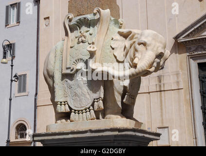 Berninis Elefant Marmorstatue mit Papst Chigi Emblem vor Santa Maria Sopra Minerva Basilica, entworfen von dem berühmten b Stockfoto