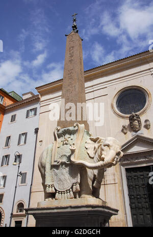 Berninis Elefant Marmor-Statue mit Papst Chigi Emblem und antiken ägyptischen Obelisken vor Santa Maria Minerva Kirche Stockfoto