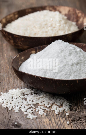 Reismehl in einer Holzschale, Reis auf den alten hölzernen Hintergrund Stockfoto