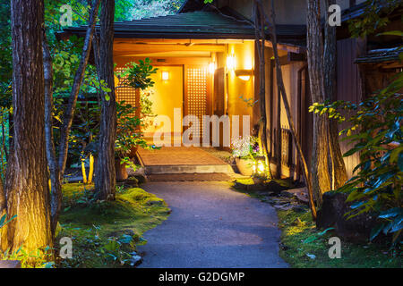 Der Eingang zum Iwanoyu Ryokan, eine berühmte japanische Gasthaus in Seni Onsen, Nagano, Japan Stockfoto