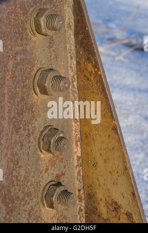 Korrosiven rostige Schraube mit Mutter. Industriebau hautnah. Stockfoto