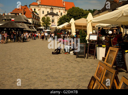 Altstädter Ring, alten Brunnen, Touristen und Straßenmusiker, Kazimierz Dolnyis eine kleine Stadt in Zentralpolen, auf der rechten Seite (Osten Stockfoto