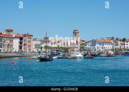 Boote vor Anker in Saint Jean de Luz - Ciboure Fischereihafen. Saint-Jean-de-Luz. Aquitaine, Frankreich. Stockfoto