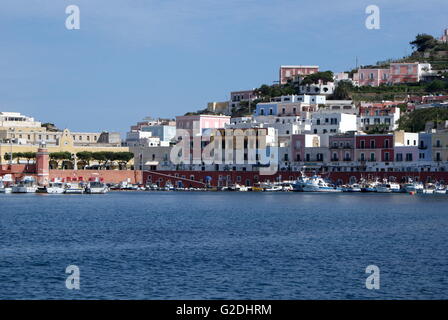Hafen von Ponza, Insel Ponza, Italien Stockfoto