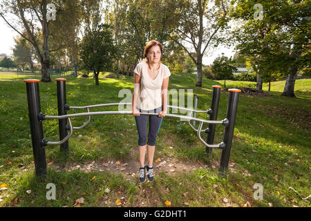 Frau, trainieren im Park auf der Sport- und Fitness-Geräte Stockfoto