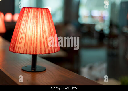 Stilvolle Lampe in farbenfrohe Restaurant mit Bokeh Hintergrund Stockfoto