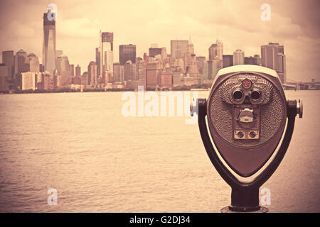 Münz-Fernglas mit Lower Manhattan auf dem Hintergrund (New York City). Nashville-Effekt Bild. Stockfoto