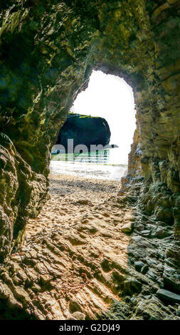 Blick auf den Strand aus dem Inneren einer Höhle um von 18. Jahrhundert Schmugglern Llangrannog, Wales verwendet wurden Stockfoto