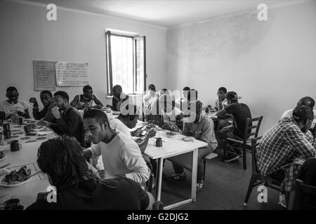 Italien, Sant'Angelo Lomellina Flüchtlingszentrum, Mittagessen Stockfoto