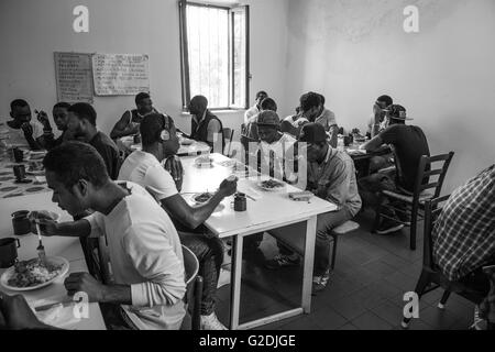 Italien, Sant'Angelo Lomellina Flüchtlingszentrum, Mittagessen Stockfoto