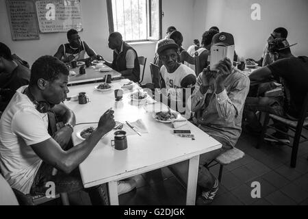 Italien, Sant'Angelo Lomellina Flüchtlingszentrum, Mittagessen Stockfoto