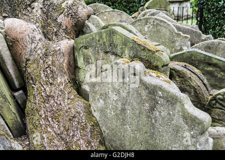 Grabsteine verpackt um die Hardy-Baum im alten St Pancras Kirchhof, St Pancras, London, England, UK Stockfoto