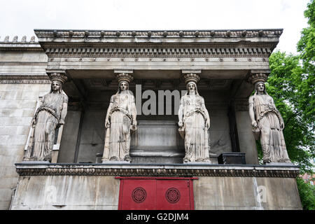 Außenansicht der Karyatiden an St Pancras Pfarrkirche an der Euston Road in London Borough of Camden, UK Stockfoto