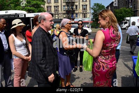 New York City: NYC Rat Lautsprecher Melissa Mark-Viverito austeilen kostenlose Mehrwegtaschen Wählerinnen und Wählern Stockfoto