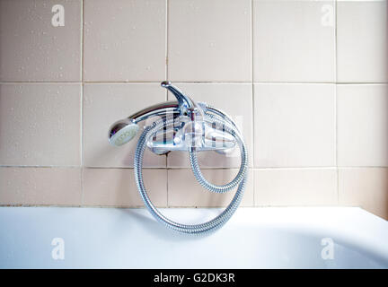 Geschlossene Dusche Wasserhahn im Bad Stockfoto