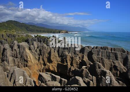 Pancake Rocks und Blasloch in Punakaiki, Neuseeland. Stockfoto