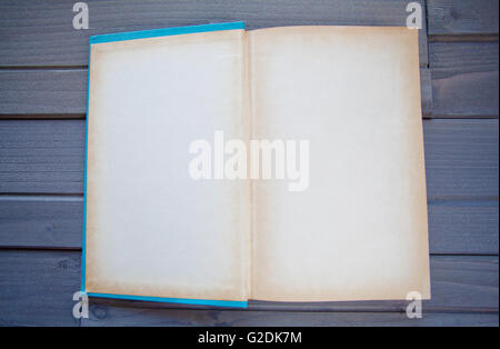 Leere Buch oder Tagebuch Vorlage auf Holz Stockfoto