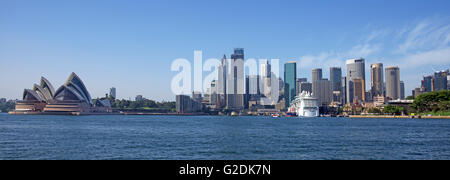 Panoramablick auf Circular Quay mit Opera House und Kreuzfahrtschiff Sydney Harbour NSW Australia Stockfoto