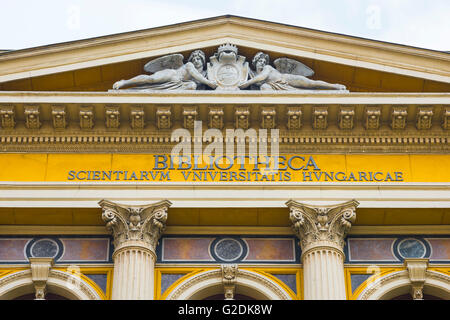 Universitätsbibliothek Budapest, Ansicht des Giebels der Universitätsbibliothek in Ferenciek Tere, Belvaros, Zentrum von Budapest, Ungarn. Stockfoto