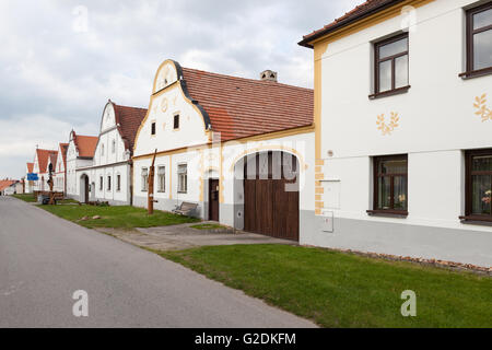 Fassaden der Häuser im historischen Dorf Holasovice Stockfoto