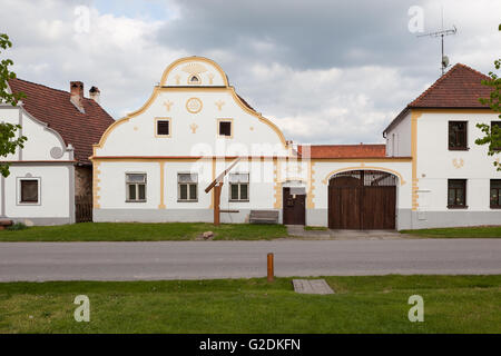 Fassaden der Häuser im historischen Dorf Holasovice Stockfoto