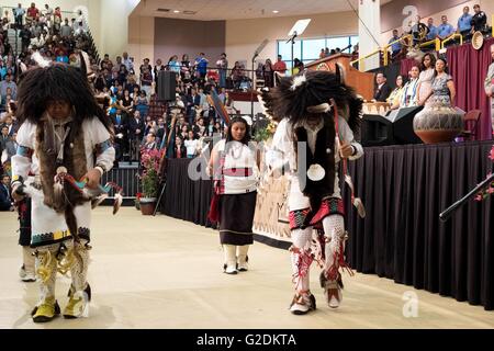 US-Präsidentengattin Michelle Obama beobachtet, wie ein Tanz und Trommel Prozession führt die Absolventinnen und Absolventen zu ihren Plätzen während der Santa Fe Indian School Highschool Abschlussfeier 26. Mai 2016 in Santa Fe, New Mexico. Stockfoto