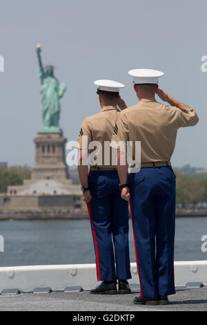 US-Marines an Bord der amphibischen Angriff Schiff USS Bataan Mann die Schienen um die Freiheitsstatue während der Parade der Schiffe Bestandteil der jährlichen Fleet Week 25. Mai 2016 in New York City, New York zu begrüssen. Stockfoto