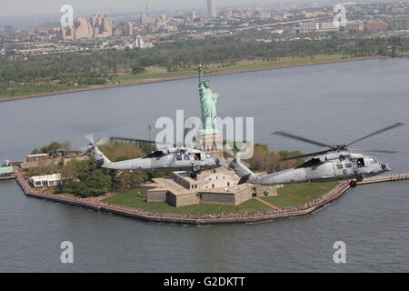 US Navy Sea Hawk Hubschrauber fliegen einem Formationsflug an der Freiheitsstatue vorbei während die Parade der Schiffe für Fleet Week 25. Mai 2016 in New York City, New York. Stockfoto